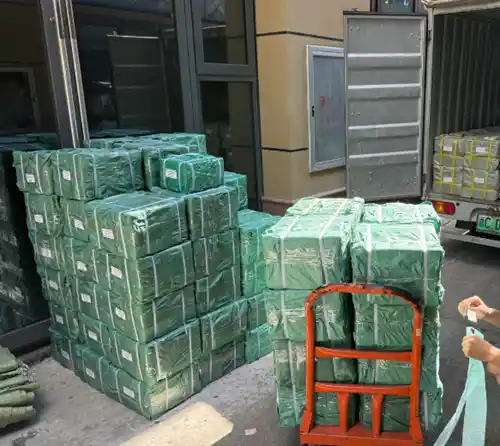 Comanda de hardware pentru cabinetul clientului, ambalată și gata de expediere